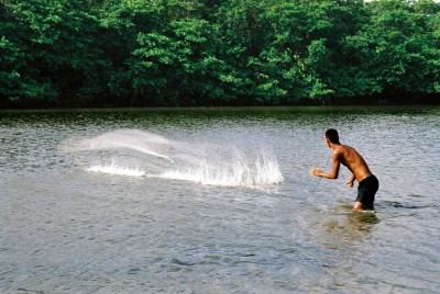Pescador lança tarrafa