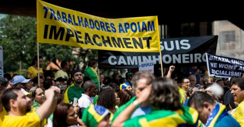 Ato contra Dilma cartazes em frances inglês