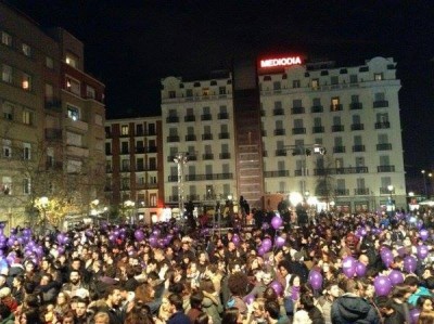 Eleitores do Podemos aguardam na rua