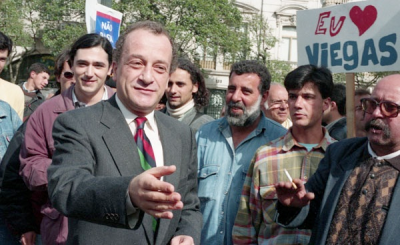 1995, na Av. dos Aliados, no Porto num comício da sua “candidatura” à Presidência da República das Laranjas. Foto encontrada em diasdeumfotografo.blogspot.com 