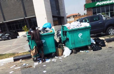 Cada vez existem mais jovens à procura de alimentos nos contentores de lixo Foto: Jorge Monteiro/PortaldeAngola/D.R