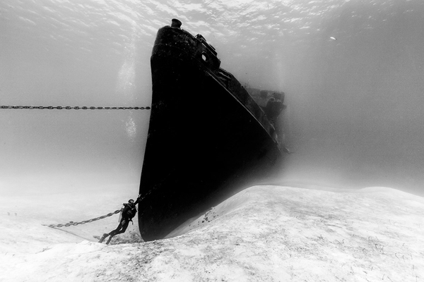 'Caribbean, Grand Cayman. USS Kittiwake and diver' de Christian Vizl (México)