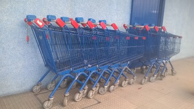 Prateleiras vazias e carros inactivos nas portas dos hipermercados em Luanda Imagem (c) José Peixe