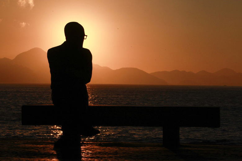 06/07/2013 - Amanhecer na Praia de Copacabana, na Zona Sul do Rio de Janeiro. Uma forte massa de ar seco cobre a maior parte do Sudeste e inibe a formação de nuvens de chuva na cidade do Rio de Janeiro. Neste sábado, o sol predomina e faz calor à tarde. Foto de Alex Ribeiro / Agência O Dia CIDADE