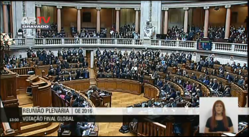 Aprovado e Esquerda aplaude de pé