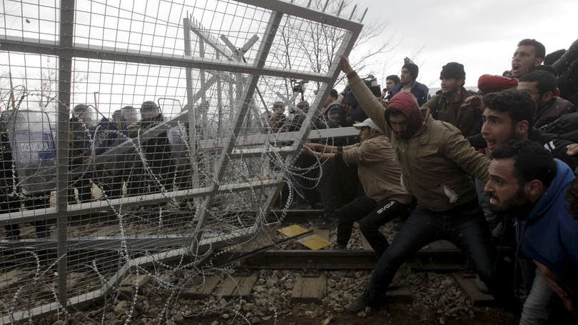 migrantes-refugiados-Fronteira-Grécia-Macedónia
