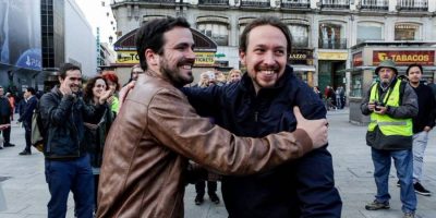 O abraço de Alberto Garzón e Pablo Iglesias na Puerta del Sol . Unidos Podemos é o nome da coligação que se apresenta às eleições de 26 Junho 