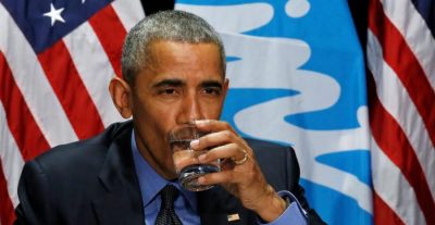 Obama bebe água filtrada, em visita a Flint