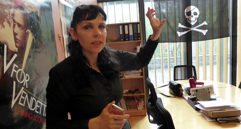 Jonsdottir, posa para uma fotografia no escritório do partido no Parlamento islandês em Reykjavik, Islândia.