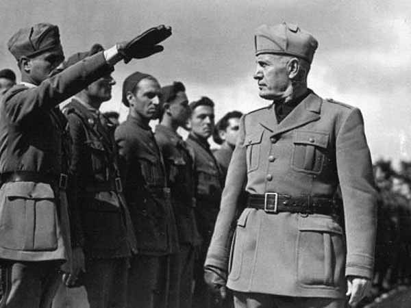 Mussolini saúda tropa que foi para a Etiópia (Abissínia)