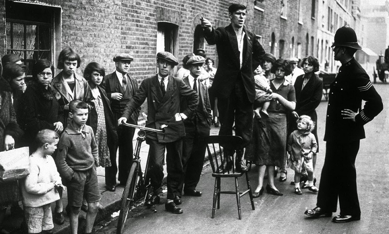 Manifestantes contra o despejo de família pobres, Chelsea, Inglaterra,1930