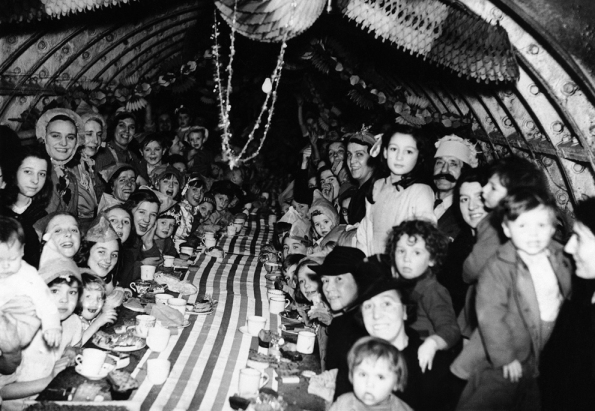 Crianças comemoram Natal em abrigo subterrâneo na cidade de Londres