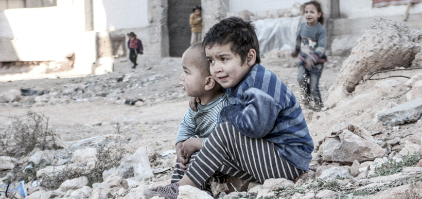 Em Alepo, na Síria, Esraa e Waleed, sentam-se perto de abrigo para deslocados internos do país. Foto: UNICEF