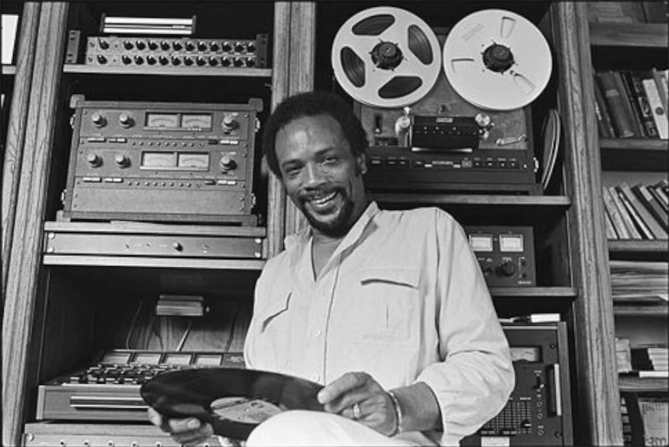 Quincy Jones com disco na mão