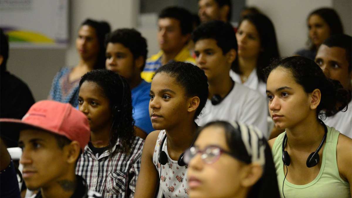 Pobreza e violência pioram saúde mental de jovens