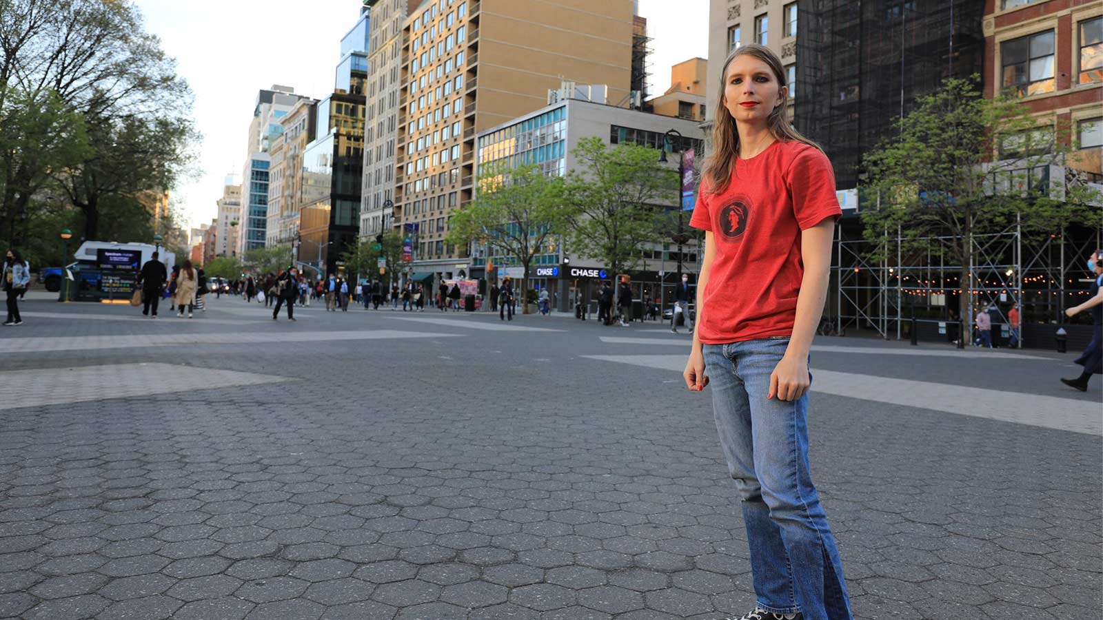 Plataformas digitais espionam cidadãos mais que governos, diz Chelsea Manning