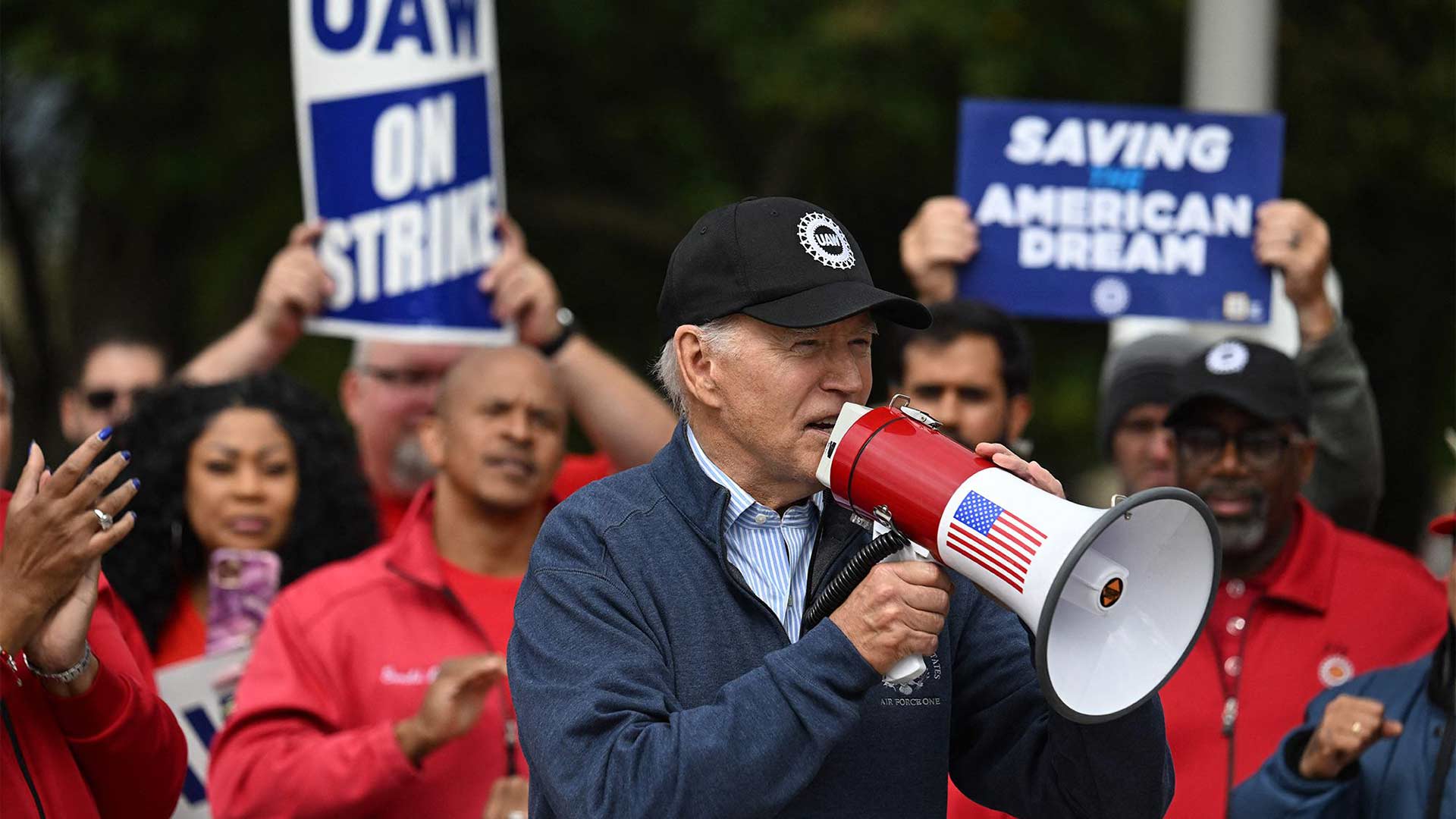 Biden abraça “modo Bernie Sanders” para atrair sindicatos e isolar Trump