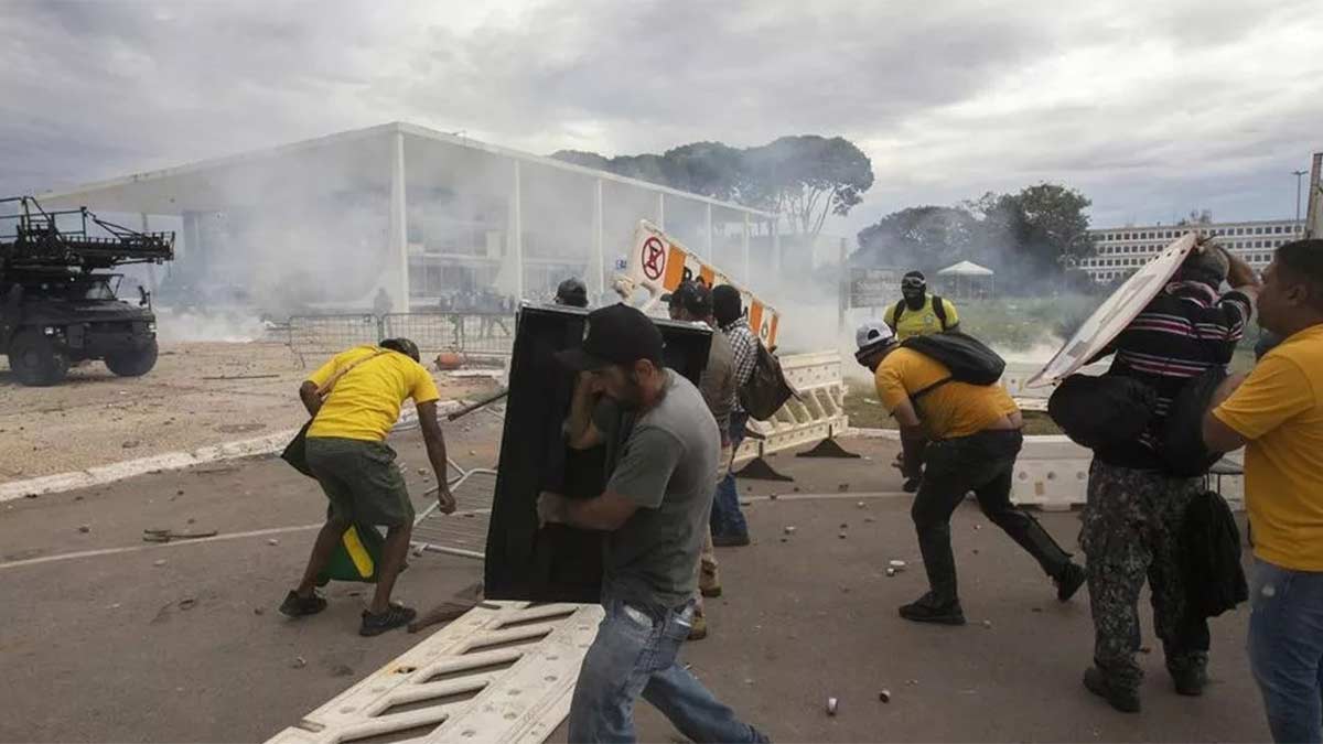 Há um ano, no meio do furacão golpista…